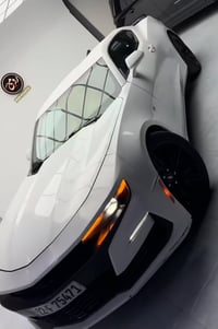 سياره كمارو للبيع  موديل 2020 الفئه ss قطعتين مضرره  لون ابيض  ماده ال...