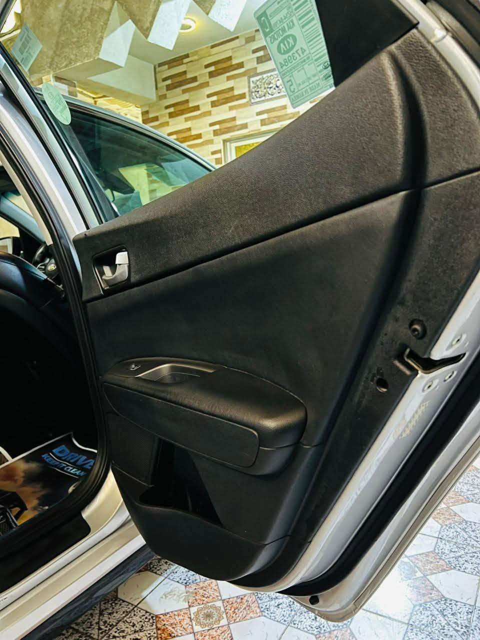 سلام عليكم اوبتيما 2020
LX 
فول بانوراما 

المواصفات المصنعية الكاملة لفئة LX (الستاندرد) لسيارة كيا أوبتيما (مواصفات أمريكية - 2020):⚙️ المحرك: 4 سلندر، سعة 2.4 لتر (تنفس طبيعي GDI).القوة الحصانية: 185 حصان.ناقل الحركة: أوتوماتيك من 6 سرعات (تبديل اعتيادي).نظام الدفع: أمامي (FWD).معدل استهلاك الوقود: اقتصادي جداً، تقريباً 11.5 كم لكل لتر داخل المدينة، و 14.8 كم لكل لتر على الطرق السريعة.🚘 التصميم والمواصفات الخارجيةالجنوط (الرنجات): ألمنيوم مقاس 16 إنش بتصميم كلاسيكي.المصابيح: إضاءة أمامية هالوجين
سيارة مواصفاته معروفة الLX ومابيه نقوصات 
حدادية جديدة كلشي مابيه 
السونار بلمنشور 
لحد يكلي دزلي صوره دزلي سونار شبيه مابيه 
كلشي اقرة وتعال اتصال وتشلع عيوني 
رقم بغداد باسمي مكاني سماوة *********** 
***********

