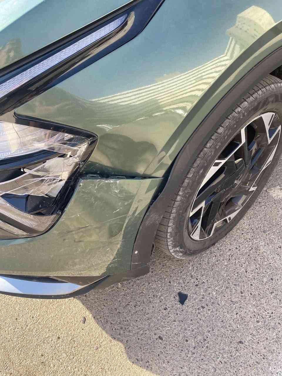 سلام عليكم ابيعة على وضعة سياره سبورتج موديل ٢٤ بعده على ضمان الدوليه بيه ٣ تبديلات دهن وتصليح والفحص مجاني بالشركة السياره مكفوله ما عدا الي موضحة بالصوره كامل المواصفات ما عدا القماره حديد والصندوق ينفتح بالريمونت ماشيه ٢٠ الف  السعر ٢٠٥$ رقم الهاتف *********** بي وات ساب
