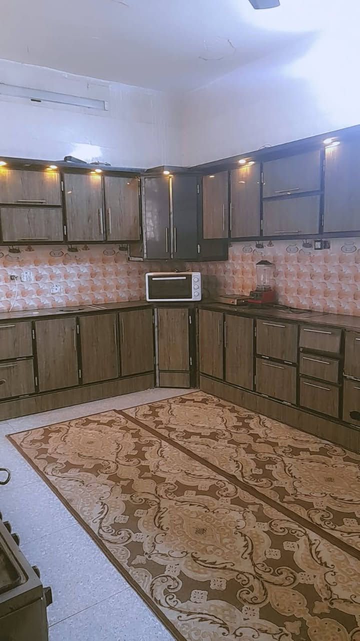 يا الله السلام عليكم
للبيع بيت  200متر بحي الغدير قرب فلكة القاضي طابقين رقم معاملته واصله للتقيم. الطابق  الأول غرفتين وصاله ومطبخ واستقبال واثنين مناور وصحيات. الطابق الثاني غرفتين واصلات للعكادة وصاله وصحيات وسطح تفاصيل والرقم ***********
سعره 125 وبي مجال
