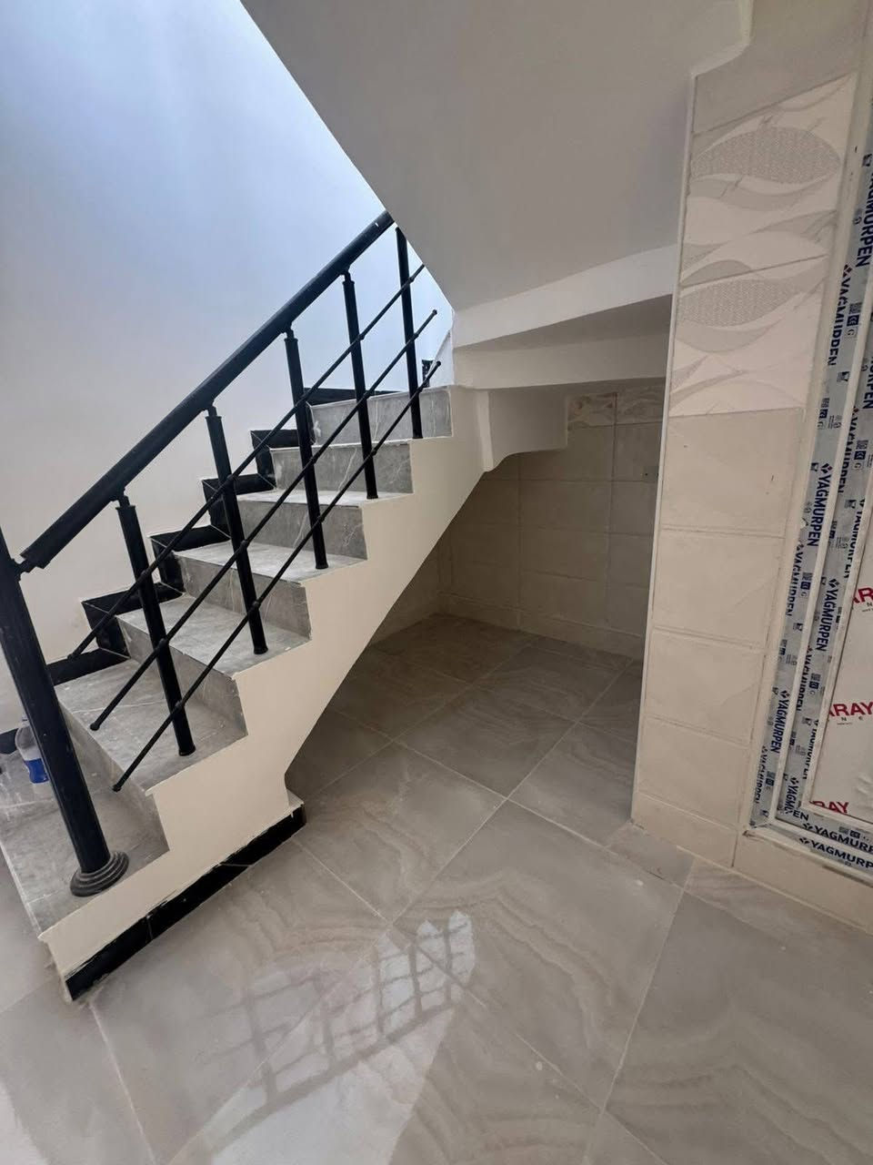 مشتمل للبيع 80م بناء حديث واجهة 4 نزال 20 محتوياتة غرفتين وصالة ومطبخ وخدمات موقعة حي الجهاد الالفين السعر 

وبي مجال للاستفسار ***********
