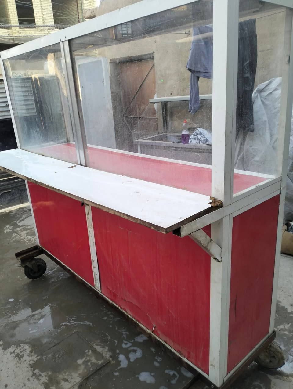 السلام عليكم 
ميز جامخانه المنيوم العرض مترين 
 بعجلات لسهوله الحركه 
الارتفاع مع العجلات من الارض 190 سم واذا تفصل قاعده الحديديه يصبح 170 
توجد فيه مسطره في الاعلى رحله تعليق اللحم لمن يعمل في المشويات
السعر 225 بمجال مكاني بغداد ابو غريب 
*********** موجود واتساب
