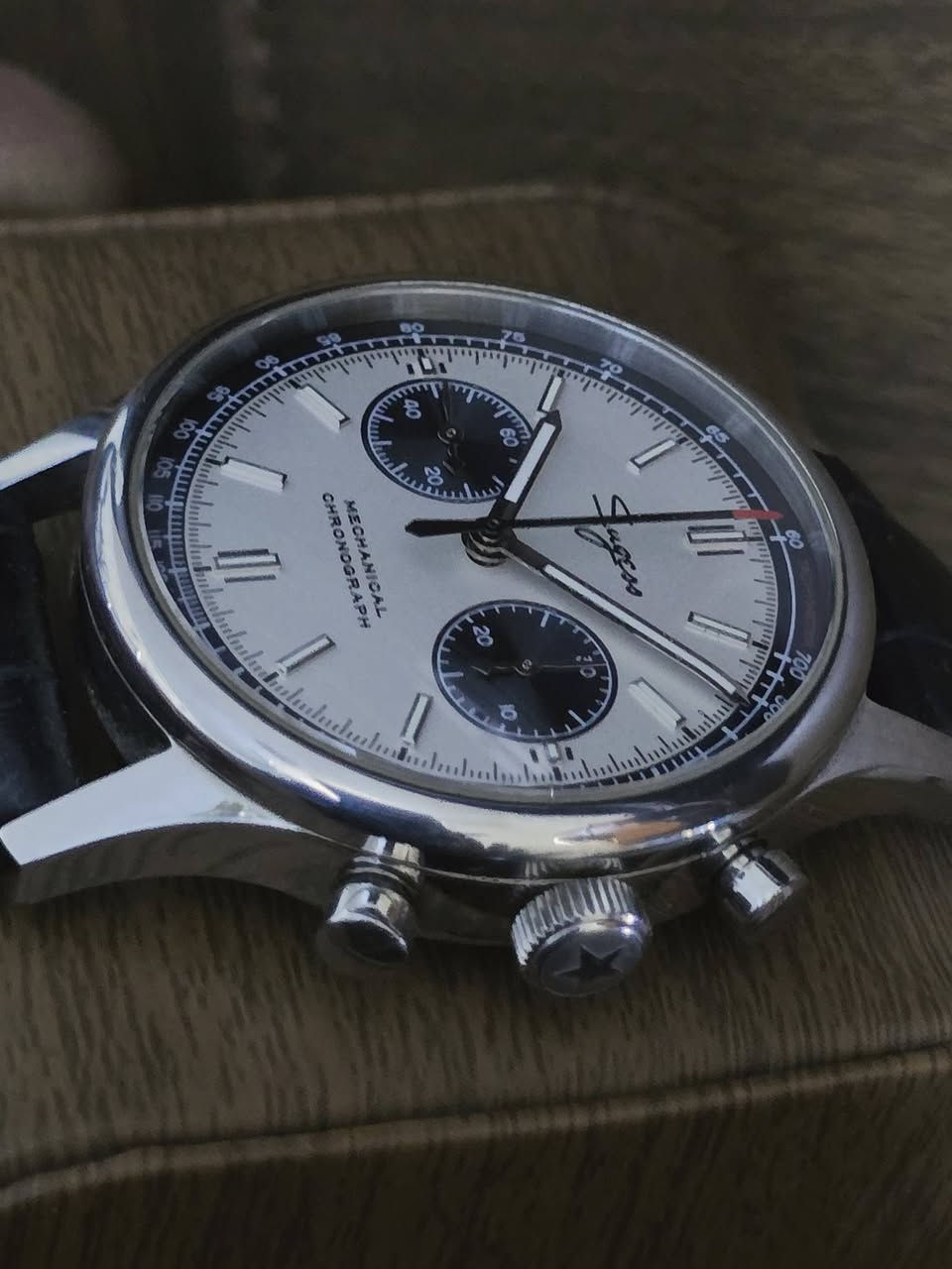 سوكيس 
كونوكراف ستوب وتش 
مكينه عنكبوت 
تكويك 
ظهر مكشوف 
سير جلد اصلي 
مستعمل نظيف مع العلبه الأصلي 
قطر ٤١

المكان اربيل 
يوجد توصيل 
Samer Akeel AlJboory 
رابط التكتوك 
https://www.tiktok.com/@samerakeelwatch?_r=1&_t=ZS-92XzzfzgLln


**إذا كنت صاحب هذا الإعلان وتريد حذفه لأي سبب، رجاءا أرسل رسالة إلى الدعم الفني**