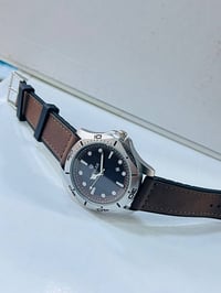 تقليد رولكس • مينا أسود • حزام جلدي بني