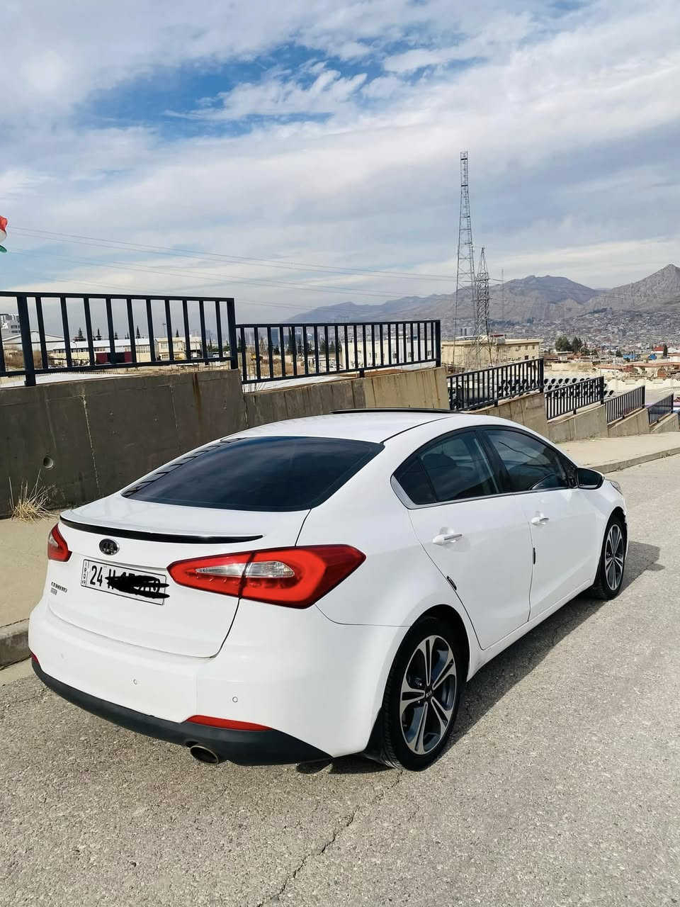 سيراتو 2013بيها 3قتعه بئ دون داخل بئ دون ايرباك سياره رقم سنويه جديد سياره فول فول 4تايرات جديد گير محرك بشه  رد سعر 115$رقم ***********
