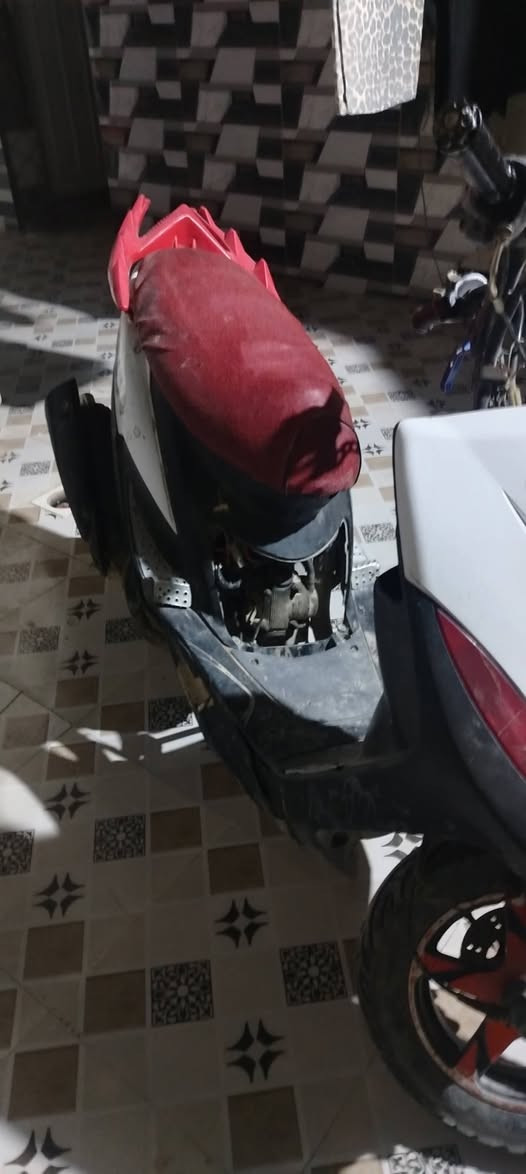 دراجه ماكس عدله
كلشي شغال بيها 
غراضها موجوده 
تشتغل هندر 
السعار 325 وبيها مجال 
الشاري واتساب ***********
