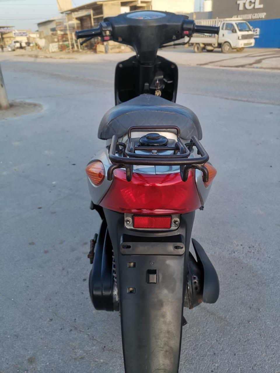 دراجة جوك عصفوري ياباني للبيع..
مكينة ناعمة او صافية شغاله نكره سلف او هندر نهضه او تسارع حلوة اكسل مابي صوت صالنصة بلادية بريكات اماميه او خلفيه شاصي نظيف  ستانة عالية او جانبية كهربائيات كلهه شغاله جوزة بلادية قفل الجنطة شغال كفرات بلادية او نضيفة  سعرهه ٣٢٥ بيهه مجال مكاني بابل المسيب ***********.
