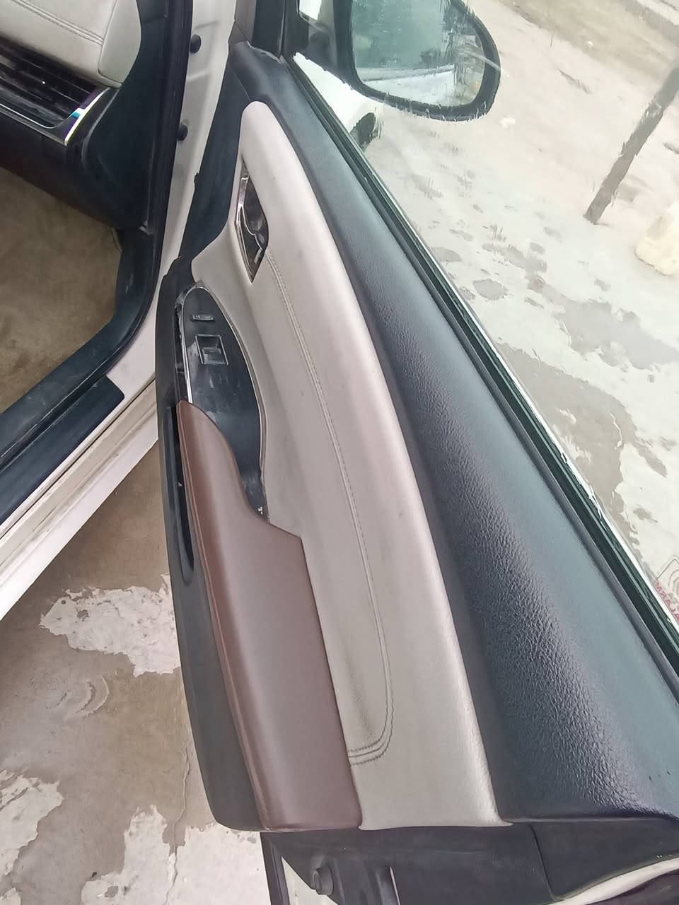 افلون 2015 بيها ضريه اماميه بنيد وجاملغ و بالعراق ضربة بالجنطة  بيها صبغ صفحة يمنى 
مكان بغداد سعر 125 ورقة تاخذ وياها شباك جديد امامي 
هاتف ***********
