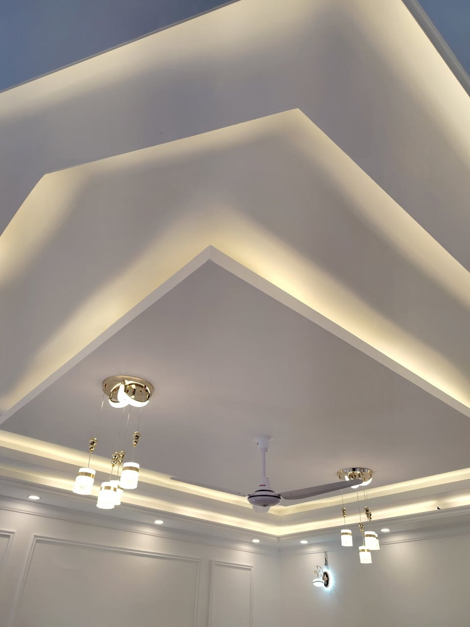 سلام عليكم سقف ثانوي كرسته وعمل ٩.. جبس بورد ٣٠ مع صبغ مكاني بغداد... ***********
