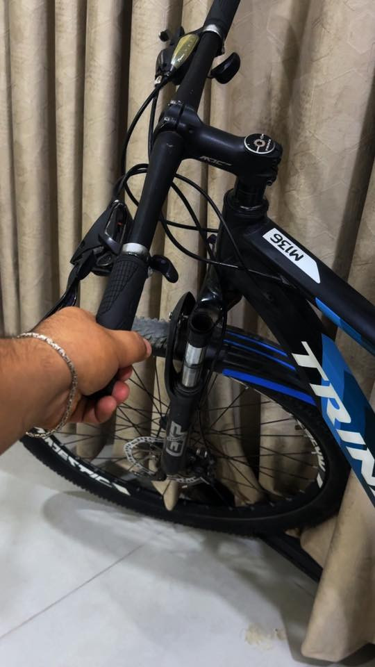 TRINX – فئة ماونتن بايك (MTB)
قياس 26 التصميم الايطالي 🇮🇹
الهيكل فريم فافون بوزن ١٣ كيلو 
الكيرات من شركة شيمانو 
7 سرعات خلفية 
3 سرعات امامية
دسك ميكانيكي (Cable Disc Brake) أمامي وخلفي
مقعد طبي 100%
العنوان بغداد حي الجهاد
***********

