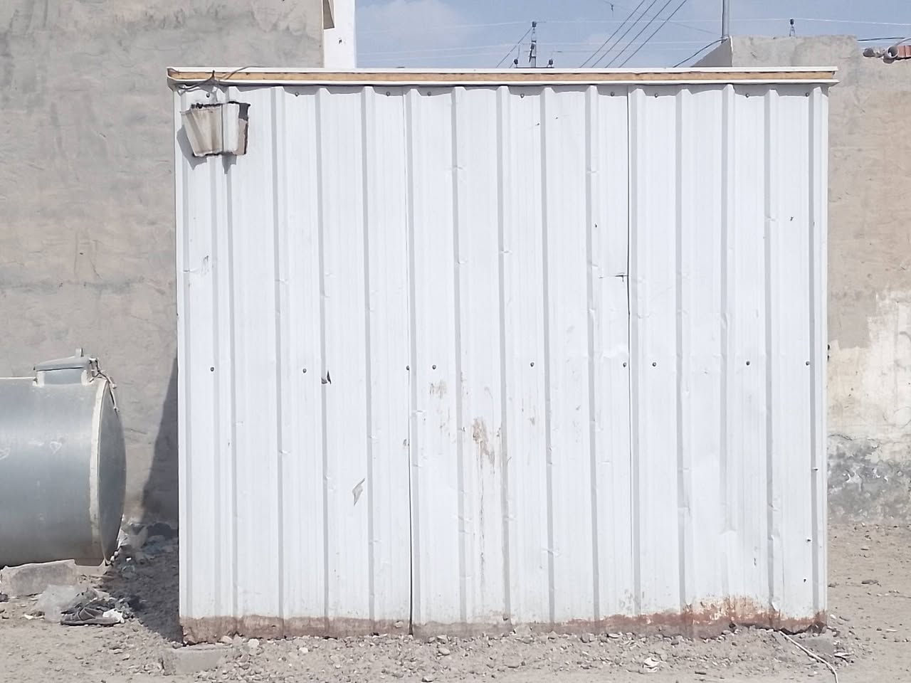 محل للبيع سقف سندويج و الجدران كيربي الطول 4 والعرض3      ***********
