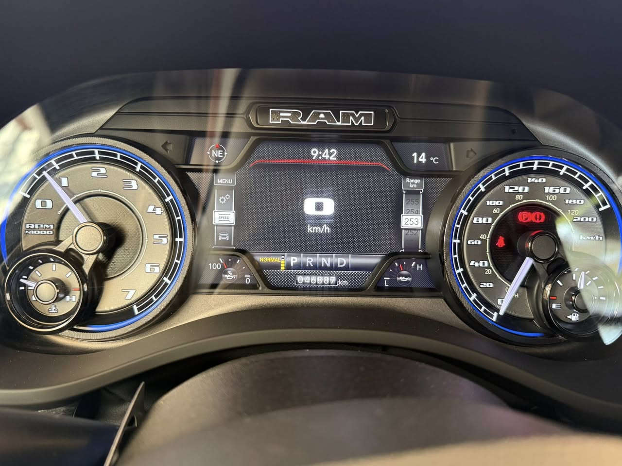 السلام عليكم رام لمتد موديل 2022 خليجي كلين ماشيه تقريبا 48000 الف كيلو متر. فئه لمتد فوول مواصفات 
١- داتا شو 
٢-كراسي كهرباء 
٣-تدفئة وتبريد كشنات امامي وخلفي 
٤-رام بوكس 
٥-بانوراما 
٦-شاشه تيسلا وكاميرات 360 درجه 
٧-جكات 
٨-رادارات امامي خلفي  
بعد بيها مواصفات شنو الي يعجبك بيها اعلى فئه 
رقمها دهوك باسمي تحويل مباشر 

سعرها 51.500 دولار وبيها مجال حك الجيه 
للاستفسار على الخاص او على الرقم *********** واتساب فقط 
بالنسبه لجماعه سعرها غالي فلوسك يمك وحلالي يمي وإنشاء الله تأخذ احسن من عدها واعلى
