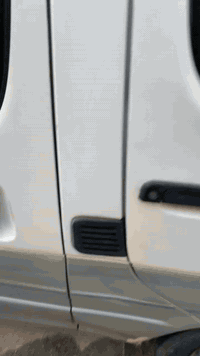 سلام عليكم جنبي 2010بسمي مصفرة هيأة وغرامات السيارة مكفولة كير ومكينة السيارة بيهة  ظربات موظحة بلصور عارظهة 54 وبيهة مجال مكاني بغداد ***********
