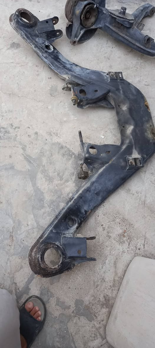 مجموعة خلفية سن خشن نضيفة كلش خذتهة لسيارتي طلعت مترهم لان سيارتي سن ناعم كلها ب ١٠٠ الف
***********
