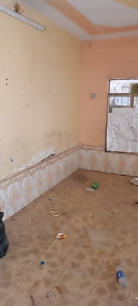 معروض للايجار دار مساحه (٢٠٠) م طابقين بناءً وسط  يحتوي على (٥ ) غرفة ...