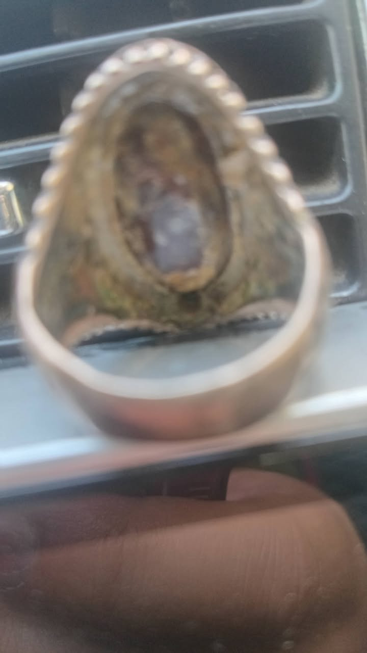 محبس فضة بحجر فيروز، لونه أزرق مائل للأخضر مع عروق طبيعية.
تصميم بسيط بطابع تراثي، وحالته جيدة.
جيده 100% حجر قديم جدا


**إذا كنت صاحب هذا الإعلان وتريد حذفه لأي سبب، رجاءا أرسل رسالة إلى الدعم الفني**