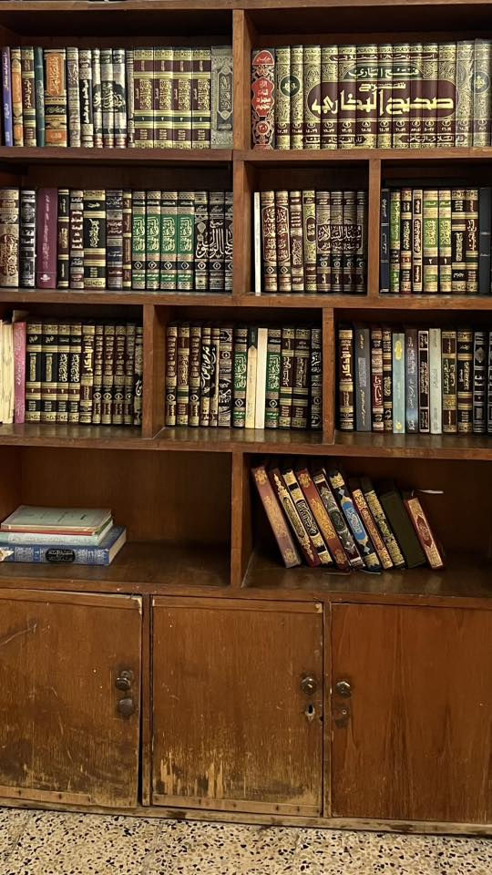 مكتبه للبيع هيه وكتبها ب 275 بيها مجال شي بسيط مو شرراي لا تعبني ع واتس ***********

