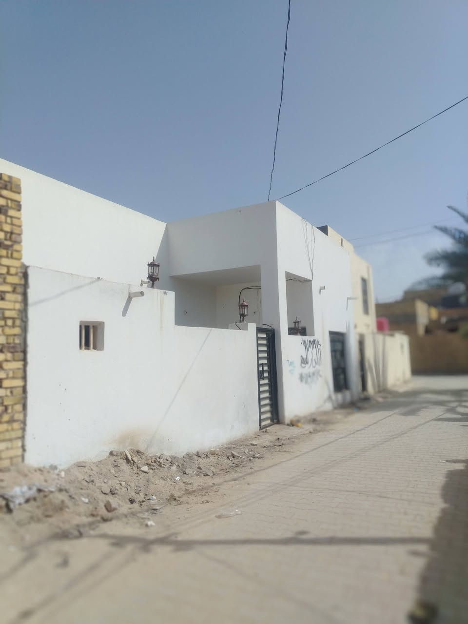 سلام عليكم ورحمه الله بيت بحي الامين الاولى قرب بنزين خانه الشموس المساحه 145 متر يحتوي على غرفتين نوم واستقبال وصاله وصحيات خارجيه وداخليه البيت سعره 45 مليون مع المجال رقمر***********
