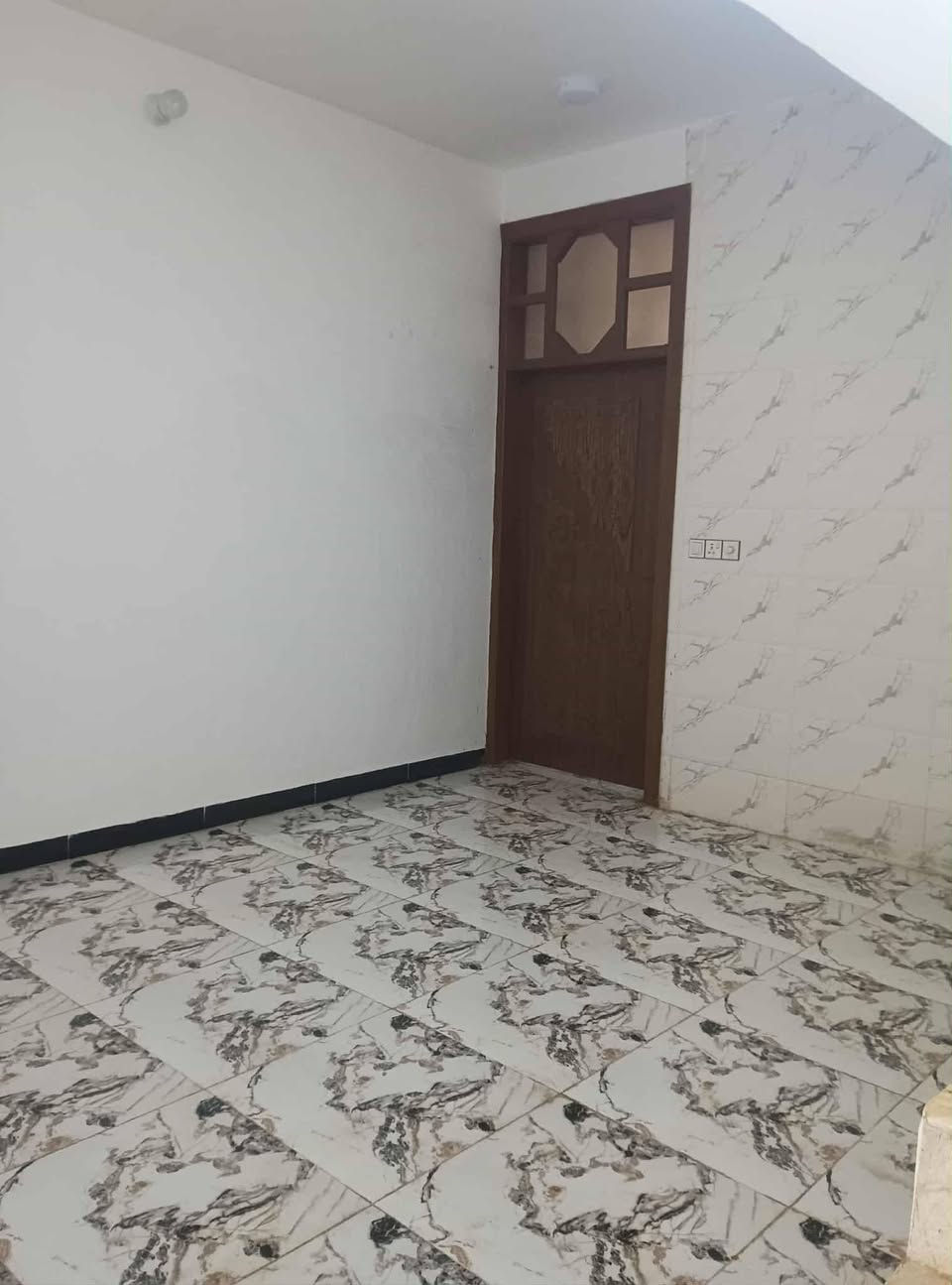 مشتمل طابقين طابو زراعي سند 25 يحتوي غرفتين وصاله ومطبخ وهول صحيات داخليه و خارجيه خط مولده كامل على اخر شي جيب غراضك وتسكن  غير مسكون سابقآ يبعد عن شارع 100 /75متر للاستفسار ***********
