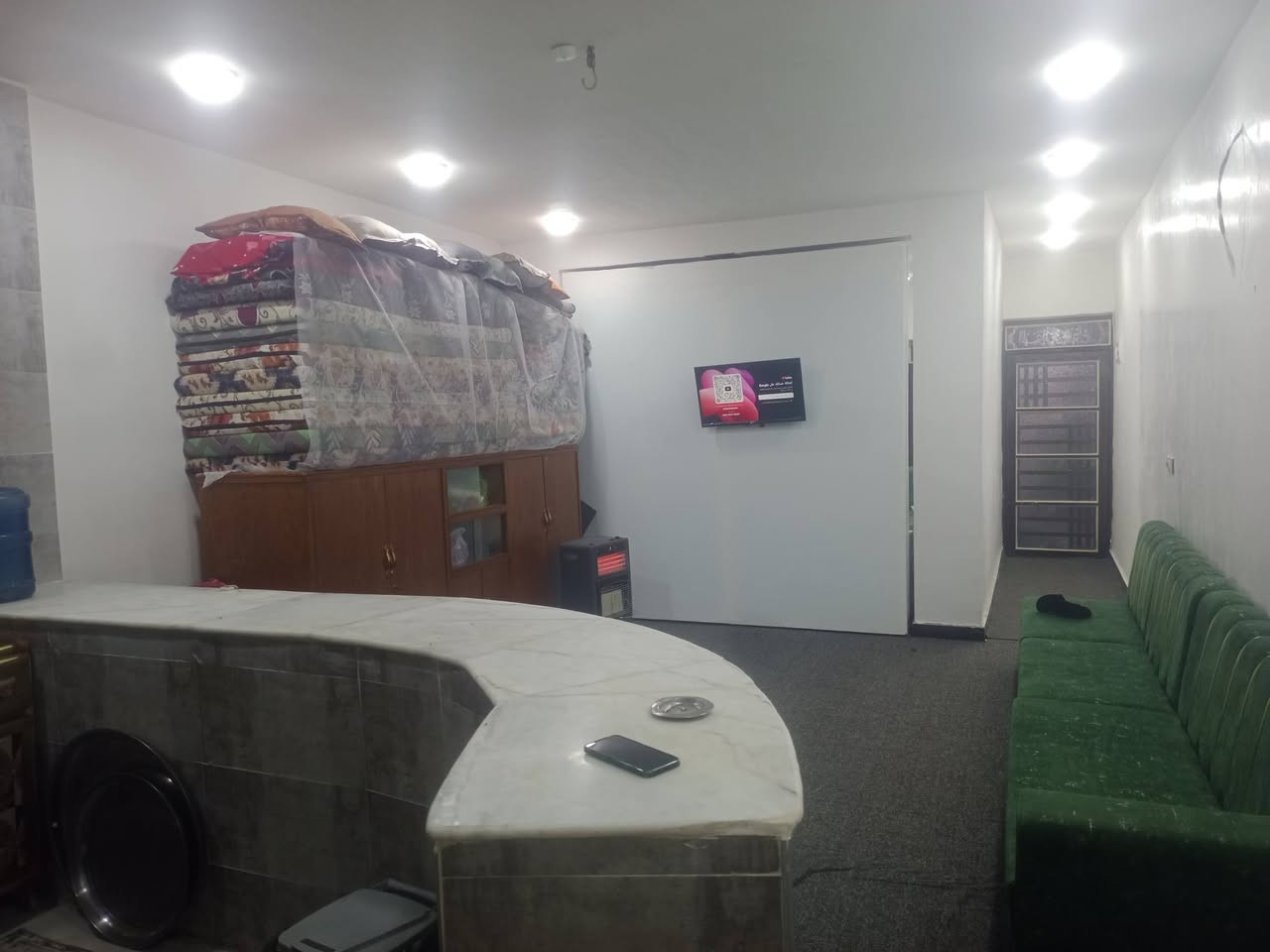 سلام عليكم بيت البيع ١٠٠متر بحي لامين اول ملعب خماسي بنزلته يبعد عن شارع ١٥٠م البيت درجه أوله متعوب عليه بناه بلوك بورك الجدران سراميك الارضيه برسلاين  الخدمات كهرباء ماي مجاري الاستفسار *********** بيه وتساب رقم سند 25 مدور مباشرتن بسمك
