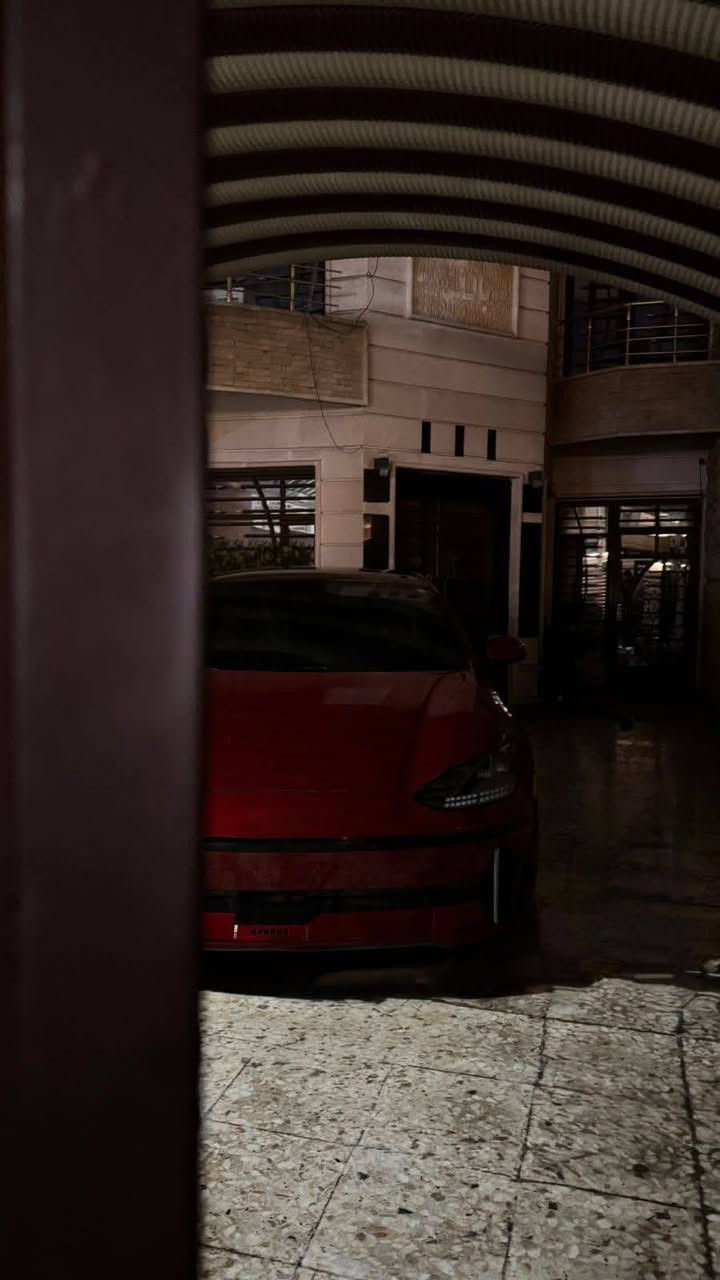 ​للبيع: Hyundai Ioniq 6 (شبه زيرو) او مراوس محتاج فرق 
الموديل: هيونداي أيونيك 6

​سنة الصنع: 2024.

​المسافة المقطوعة: 5,800 كم فقط (شبه زيرو).

​البطارية: سعة كبيرة 77.4 kWh (المدى الطويل - Long Range).

340 حصان 🐎 

​المدى التشغيلي: تصل إلى 500 - 550 كم في الشحنة الواحدة فعلي وممكن يزود بسبب الشحن العكسي من التايرات 

​نظام الدفع: ( رباعي دبل ماطور ).

​الميزات التقنية المتطورة:

​نظام الشحن السريع: تدعم الشحن فائق السرعة (800V)، تشحن من 10% إلى 80% في وقت قياسي.

​ميزة V2L (الشحن العكسي): إمكانية تشغيل الأجهزة الكهربائية المنزلية من بطارية السيارة مباشرة.

​التكنولوجيا: شاشات مزدوجة قياس 12.3 إنش، نظام ملاحة متطور، دعم Apple CarPlay و Android Auto.

​أنظمة الأمان: رادارات أمامية وخلفية، الحفاظ على المسار، فرامل طوارئ تلقائية، كاميرا 

​حالة السيارة:

​السيارة بحالة الوكالة (نظيفة جداً).

​معتني بيهة كلش وشحنهة دايما عندي  (بين 30% و 80%) للحفاظ على عمر البطارية الطويل.

​بطارية AGM 12V أصلية من المصنع.

​الإطارات والبريكات بحالة الزيرو.

​الموقع: كربلاء.

السعر: (160$) بيهة مجال للشراي واذا مراوس اريد فرق بعد احسن 

السياره وياهة شاحن سريع ذكي 

رقم بغداد 

الحادث مرفق صورة 

رقم الشاصي 

KMHM34AC9RA068891

***********
