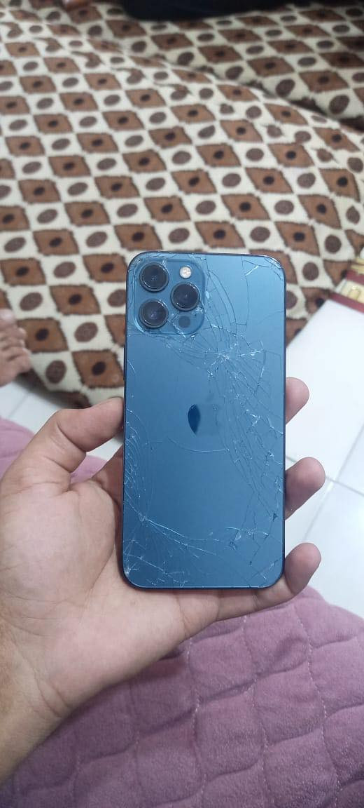للبيع 12برو ماكس
ذاكره 256
بطاريه 77
جهاز بلادي ما مبدل بي شي
فقط الضهر مكسور والسماعه الخارجيه ناصيه حيل 
تكلفك ٥٠ ألف هيه ولضهر 
مال جناي السعر 250 قفل 
*********** مكاني تأميم
