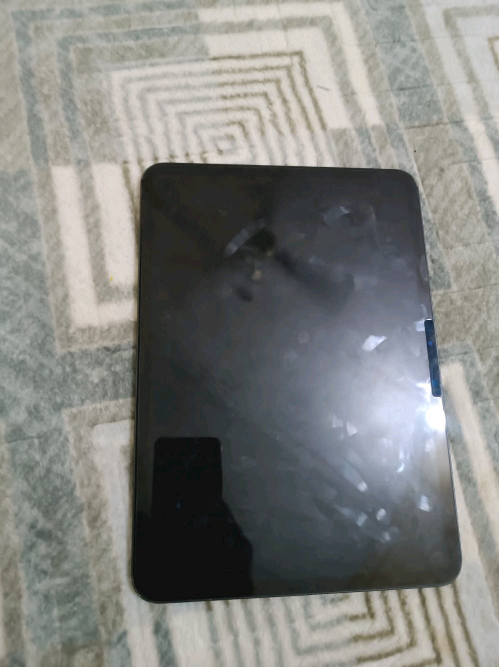 ايباد m4 نضيف كلش سعر 900 وبيهه مجال