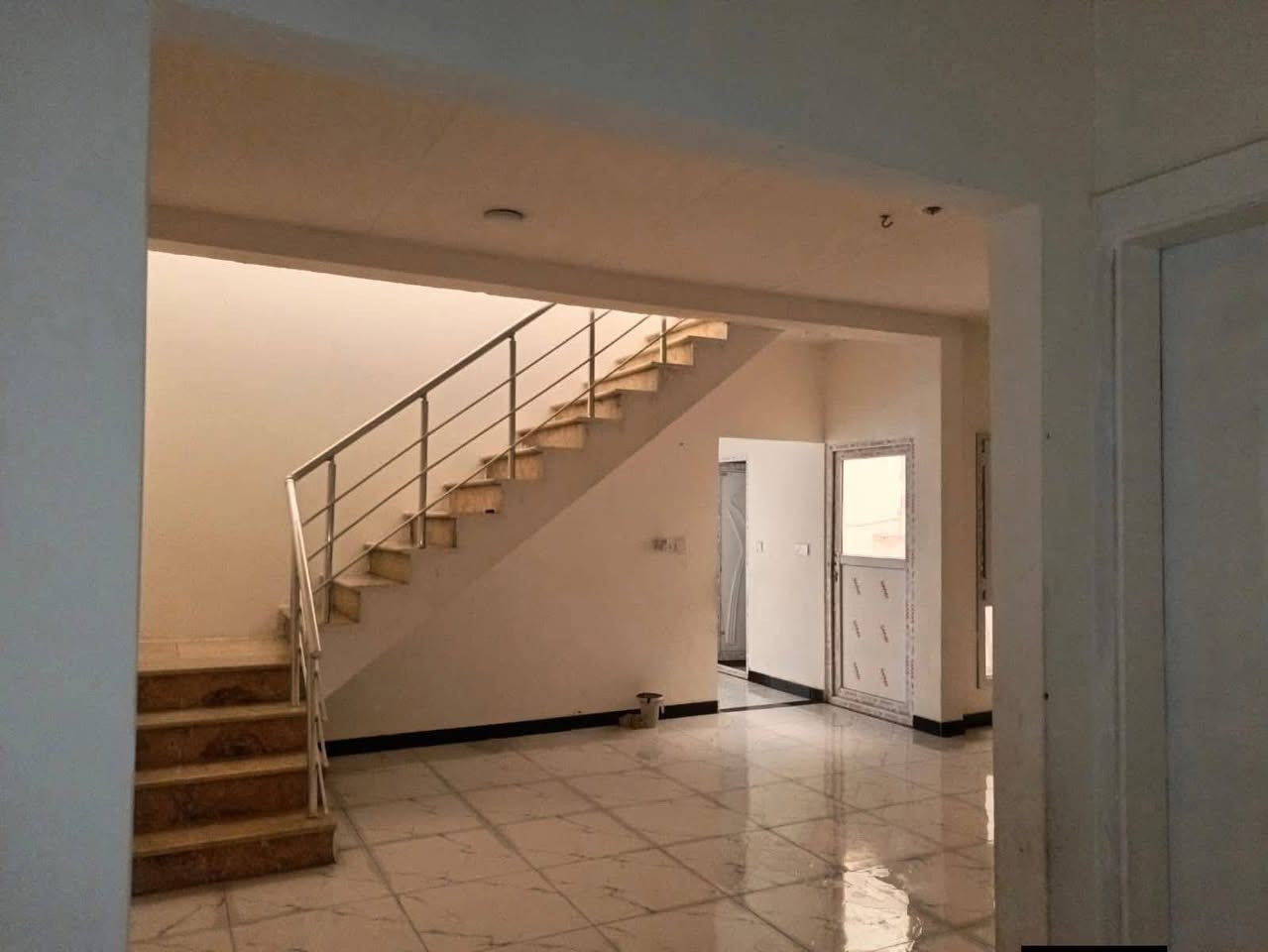 دار للايجار في مجمع قريه الغدير الثانيه مساحة 150 متر طابقين 
موقع مميز على ساحه سعر الايجار 350 مقدم ثلاث اشهر 
للتواصل والاستفسار 
***********
***********
