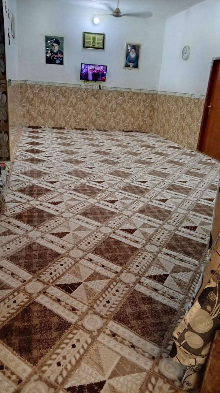 سلام عليكم ورحمة الله وبركاته بيت للبيت بمنطقه حي شرطه رقم معاملته كامله واصل للتقيم البيت يتكون من استقبال وصاله ومطبخ حارو  بارد ودرج وبيتونه وغرف 2نوم وصحيات وطارمه جبيره مناور2 البيت عكاده طابق واحد سعر 95وبيه مجال مكلفه بالنشر رقم صاحب البيت ***********
