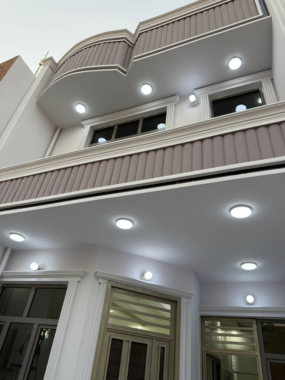 دار للبيع
منطقه العزات ملك صرف باسمي شخصيا 

طابقين بناء حديث ما مسكون 

الطابق الاول 

استقبال مطبخ صاله صحيات غرفه نوم ومنور 

الطابق الثاني 

غرفه وصاله وصحيات 

سطح أول وسطح ثاني 

بورك جبس بورك البيت كله 

السطوح اوزكام

الواجهه تطعيم 

ابعاده 

٥:٥٠ الواجهه 

٢٠ النزال 

خلف المعارض  تفاصيل اكثر داخل الصور 

السعر ١٨٠ 

***********اتصال 

*********** واتساب
