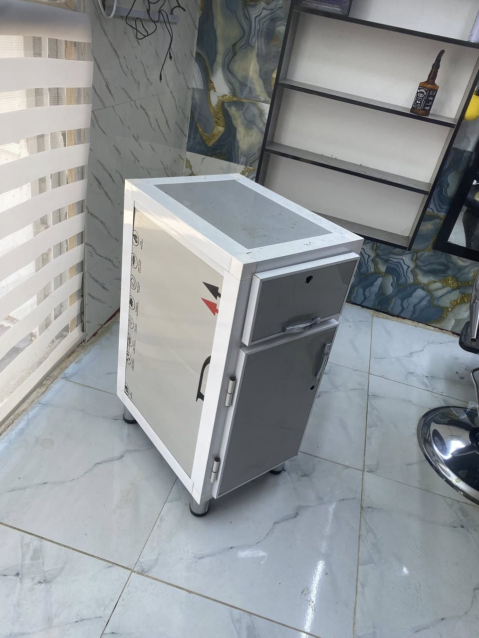 سلام عليكم ميز جديد لبيع بدون قفل
سعرة ٦٠ 
لاتصال ***********
