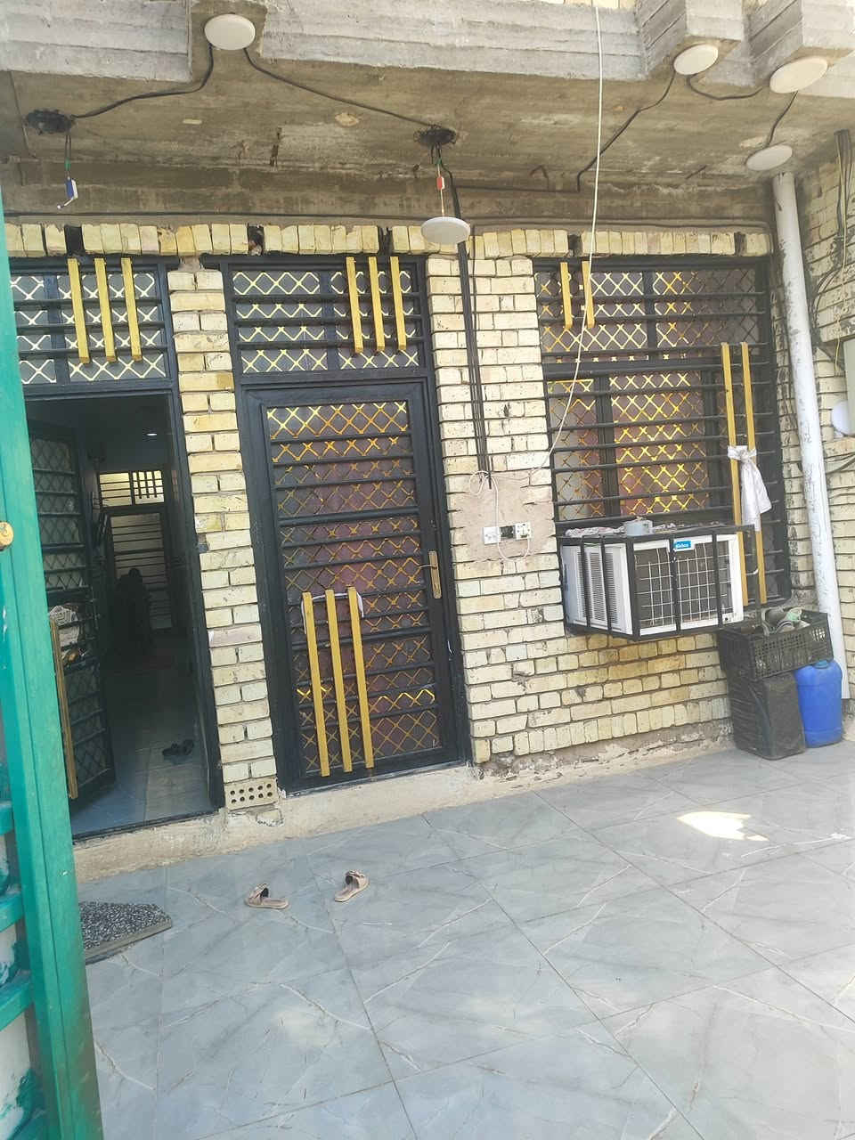 بيت مساحة 100م أساس رفت بناء طابوك حديث البيت بيه مجاري ماء كهرباء
قرب البانزيخانة قريب على شارع العام الكرغولية البناء حديث سعره 55 وبيه مجال 
للاستفسار ***********
