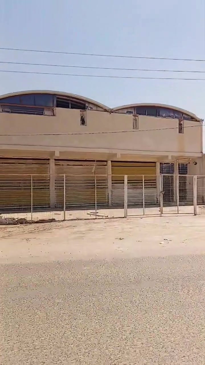 قطعة أرض زراعي للبيع موقعها ورا الصخيين من تعبر الفلكه الجديده مال مجمع البناني تبعد عن الفلكه 150 متر 
قرب حسينية الشريف ابن علي 
مساحة القطعة 400 متر وبيه فضله تقريباً 80 متر 
سعر القطعة 35وبيه مجال 
للاستفسار اتصل على رقم ‏‪‏‪0772 910 3033‬‏
