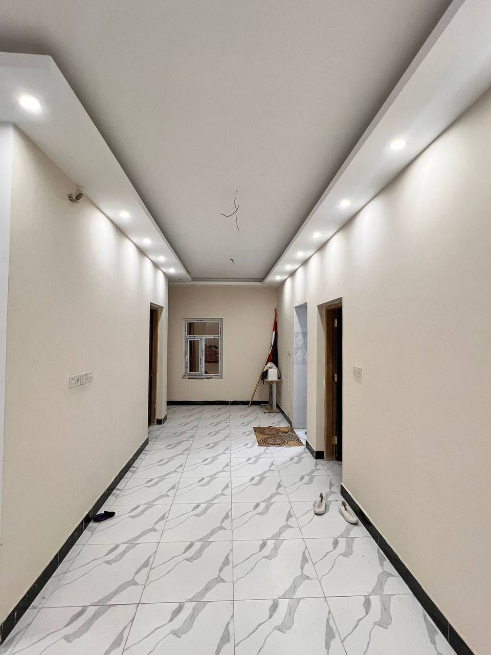 سلام عليكم دونم مع بيتين في التنومه نهر حسن شارع الدواجن 
يحتوي البيت الاول (الكبير)
بناء طابوق الطيب درجه اولى والكونكريت تسليح حديد اوكراني 
الطابق الارضي  
١-مساحه البناء ٢٠٠م 
٢-ديوان ١٠*٥ مع جبس بورد 
٣-هول ٦*٧مع جبس بورد 
٤-مطبخ ٥*٦ مع جبس بورد 
٥-غرفه نوم سويت ٥*٥
٦-غرفه نوم ٥*٤
٧-درج مجنح (ملكي)
٨-حمام 
الطابق الاول 
جميع الغرف مع الصاله والبيتونه جبس بورد 
١-غرفه نوم سويت ٩،٢٥*٤،٥ عدد ٢
٢-غرفه نوم ٤،٥*٤،٥
٣-غرفه نوم ٥*٤ عدد ٢
٤-هول ٦*٧
٥-درج دائري 
٦-يفصل اليبتين منور ١،٥*٤
٧-حمام 
يحتوي البيت الثاني 
١-مساحه البناء ١٧٠م
٢-استقبال ٤*٥
٢-هول ٤*٥
٣-غرفه نوم سويت ٩*٥
٤-موزع مع مطبخ داخل الموزع 
٥- درج دائري 
٦- بيتونه+مخزن +سطح مفصول عن البيت الكبير 
٧-حمام 
الحديقه  مساحه الحديقه ٢١٠٠م 
١-نخل برحي عدد ٢
٢-نخل بريم عدد ٢
٣-نخل خصب عدد٢
٤-نخل خضراوي عدد ١ 
٥-سدر (نبگ) عدد ٤ 
٦-مخزن ٤*٦
٧-مجموعه صحيه خارجيه حمام + تواليت 
٨- سقيفه كي سبان 
٩-سقيفة سطح البيت
 السعر ٦٥٠ وبي مجال
استفسار***********
