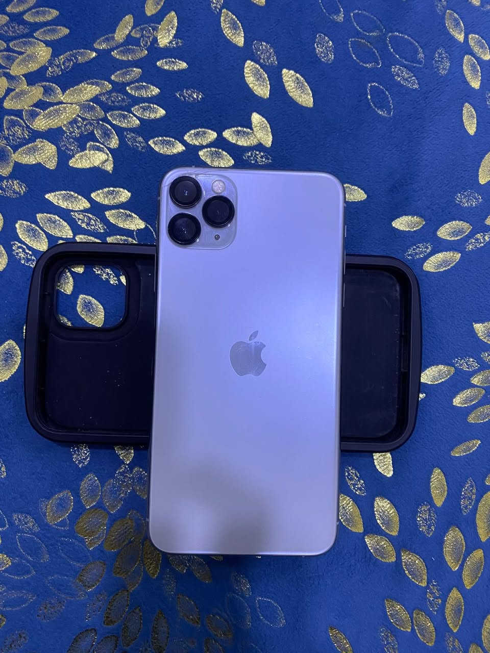 السلام عليكم مبايل للبيع 11برو ماكس
نضيف حيل ما مفتوح ما مبدل بيه اي شي 
نضيف حيل ما بيه بس شرك بل ضهر زغير حيل ولا مئثر على اي شي موضح بل صوره
ذاكره 256
الجهاز خط واحد 1
البطاريه مالتو 82 ما مرفوعه مالت شركه
السعر 425وبيه مجال 
رقم الهاتف ***********
