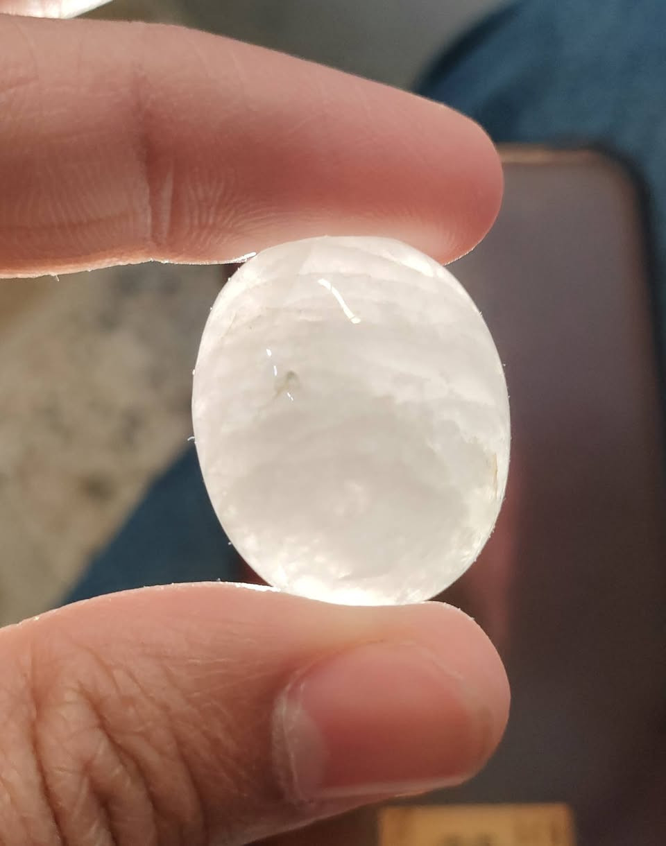 حجر القمر من الأحجار المعروفة بلمعته الحليبية ولمعان أزرق خفيف يُسمّى “الوميض القمري”. كثير ناس يحبوه لأنه هادئ بالشكل ويعطي إحساس صفاء ✨

السعر واللاستفسار على الخاص 
يتوفر خدمة توصيل لجميع محافظات العراق


**إذا كنت صاحب هذا الإعلان وتريد حذفه لأي سبب، رجاءا أرسل رسالة إلى الدعم الفني**