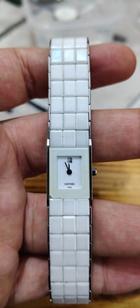 ساعة نسائية • صنع سويسرا • باتري