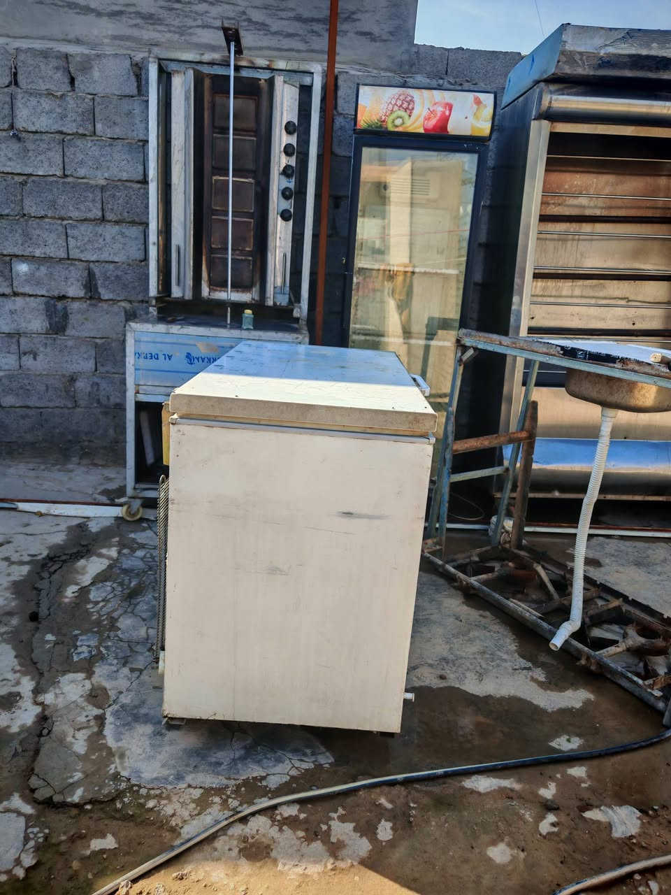 السلام عليكم اغراض للبيع للتواصل على الواتس اب ***********
شواية دجاج نظيفة جداً تاخذ 40 دجاجة تشتغل اوتوماتيك على الكهرباء 
شواية گص 5 عيون نظيفة جداً 

مجمدة
سقيفة السيارات طول 4 مترات
