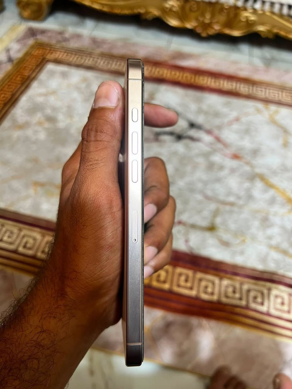 السلام عليكم ايفون 16 برو ماكس
ذاكره 256 
بطاريه 98 دورات شحن 270 
نظافه 100/100 
كارتونه وكيبل الاصلي كامل ملحقات 
السعر 1300 مكاني بغداد البياع حي الاعلام 
*********** واتساب
