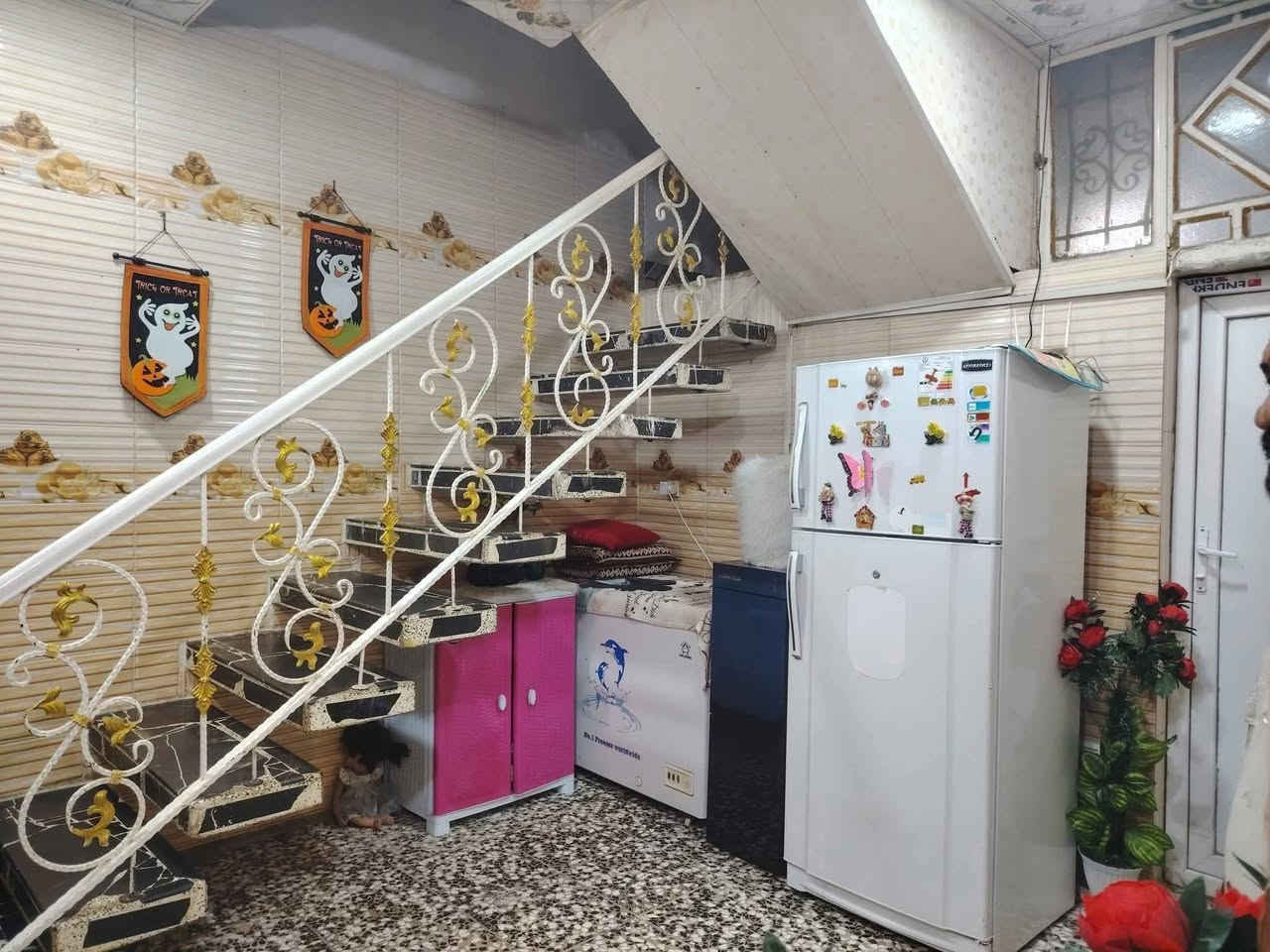 السلام عليكم
يعلن مكتب الخبير للعقارات 

وجود دار في حي المصطفى شارع سماح عل تبليط

مساحه ١٠٠ متر

الطابق الأول //استقبال ومطبخ وغرفه نوم وصاله ومجموعة صحيات داخليه وخارجه

الطابق الثاني //غرفه نوم

السعر// 63مليون  وقابل للتفاوض

للاستفسار مراجعة المكتب مقابل مركز الشباب الدوب

اتصال //***********
