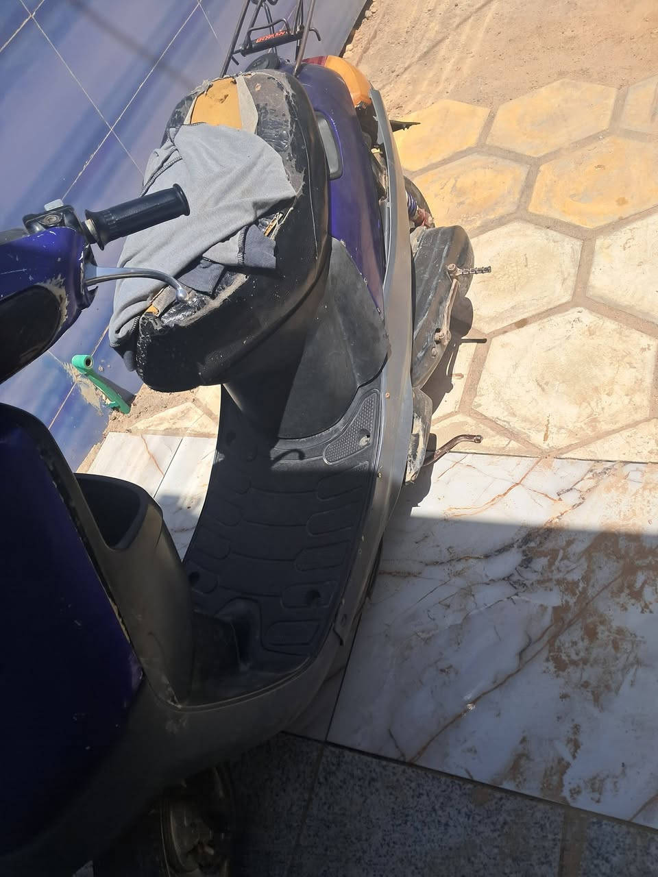 السلام عليكم شباب دراجه بطه مثل ما واضح بصوره كفرات نضيفه زينه محركه يشك الكاع خرسه بس الشاصي طاك وملحوم لحيم مال اخو لخو بيه شلعه حلوه رقم التليفون ***********
