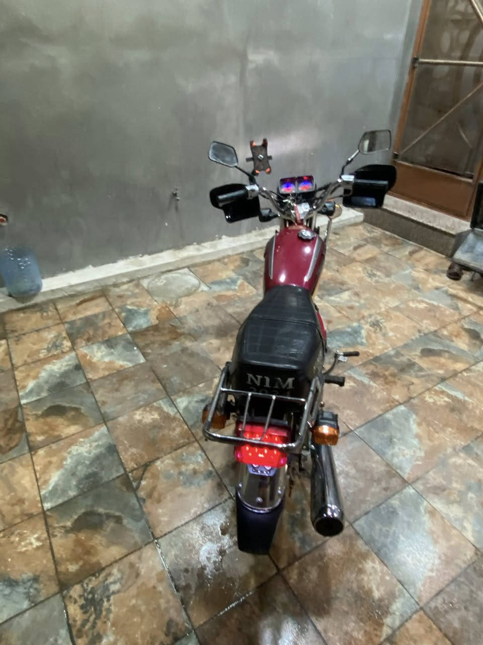 السلام عليكم دراجه ايراني اربعه كير نامه اصلي دراجه كفاله عامه اي نقص مابيه بلاديه وضع شركه ماماشيه ومامفتوح بيها برغي اوراق كامله ومكمركه وجاهزه سعرها ٧٢٥ بيها مجال مكاني بغداد الدوره *********** متوفر اتصال واتساب♥️
