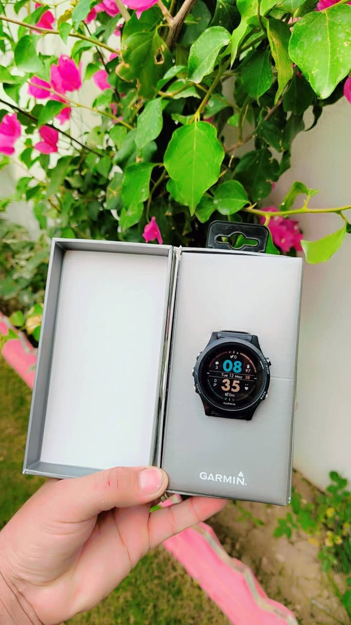 تتميز ساعة Garmin Forerunner 935 بأنها ساعة رياضية ذكية متكاملة ومخصصة لممارسي رياضة الجري، الترياتلون، والرياضات المتعددة [Image 3]. إليك أبرز مواصفاتها ومميزاتها الفنية:

1. التصميم والشاشة 🛠️

الوزن: خفيفة الوزن جداً (49 جراماً فقط) لتوفير الراحة التامة أثناء الركض والسباحة [Image 3].

الشاشة: شاشة ملونة بحجم 1.2 بوصة بدقة (240×240 بكسل) [Image 6, Image 17]، مصممة لتكون واضحة تماماً وقابلة للقراءة تحت أشعة الشمس المباشرة [Image 12, Image 26].

الهيكل والسوار: جسم الساعة مصنوع من البوليمر المدعم بالألياف [Image 6, Image 17]، مع سوار سيليكون مرن ومريح أثناء التعرق [Image 3].

2. المستشعرات وتتبع الأنشطة 📊

مستشعر نبضات القلب (Elevate): يقيس ضربات القلب من المعصم على مدار الساعة بدقة وبدون الحاجة لحزام صدر [Image 3, Image 13].

أنظمة الملاحة (GPS / GLONASS): تحديد دقيق جداً للموقع، السرعة، والمسافة حتى في البيئات الصعبة والغابات [Image 3].

مستشعرات مدمجة: تحتوي على مقياس ارتفاع بارومتري (Barometer) لمعرفة الارتفاعات، بوصلة ثلاثية المحاور، ومقياس تسارع [Image 3].

3. عمر البطارية 🔋

تعتبر البطارية من أقوى نقاط قوة هذه الساعة [Image 1, Image 8]:

وضع الساعة الذكية: تصمد حتى 2 أسبوعين بالشحنة الواحدة [Image 3, Image 17].

وضع الـ GPS: تعمل حتى 24 ساعة متواصلة (مثالي للسباقات الطويلة) [Image 3].

وضع توفير الطاقة (UltraTrac): يمتد التشغيل حتى 50 ساعة [Image 3].

4. الميزات الرياضية المتقدمة 🏃‍♂️

حالة التدريب (Training Status): أداة ذكية تقوم بتقييم تاريخ تمارينك وتخبرك ما إذا كنت تتدرب بإنتاجية، أو تفرط في التدريب [Image 7].

مؤشرات الأداء الديناميكية: تقيس التوازن في زمن ملامسة الأرض، طول الخطوة، ونسبة الارتداد الرأسي (عند ربطها بحزام الصدر المتوافق أو مستشعر الجري الخاص بـ Garmin) [Image 3].

مقاومة الماء: مقاومة للماء حتى عمق 50 متراً (5ATM) مما يجعلها ممتازة للسباحة في الأحواض أو المياه المفتوحة [Image 17].

تتميز ساعة Garmin Forerunner 935 بأنها ساعة رياضية ذكية متكاملة ومخصصة لممارسي رياضة الجري، الترياتلون، والرياضات المتعددة [Image 3]. إليك أبرز مواصفاتها ومميزاتها الفنية:
🌹#السعر 150 الف


**إذا كنت صاحب هذا الإعلان وتريد حذفه لأي سبب، رجاءا أرسل رسالة إلى الدعم الفني**