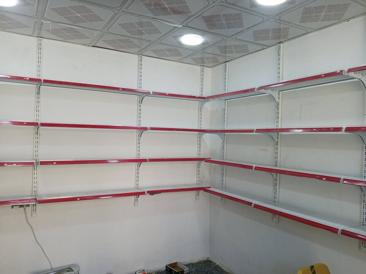 السلام عليكم
ارفوف مع عارضه للبيع انضاف كلش
الاتصال ***********
