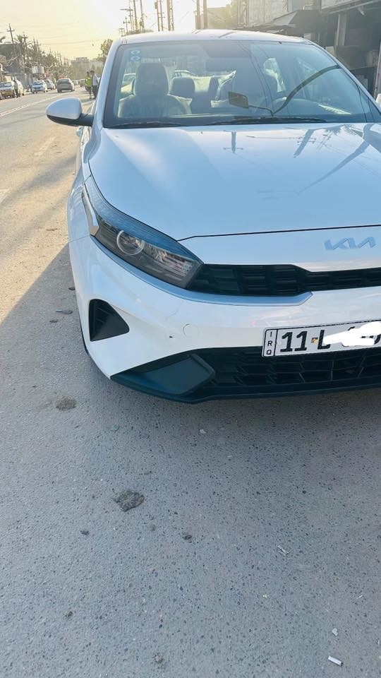 السلام عليكم سيراتو موديل 24ماشيه 23مواصفات عاديه خليجيه بس كم رصعه حالوب خفيف سبير منازل بسمي  السياره مكاني بغداد الإسكان ***********
