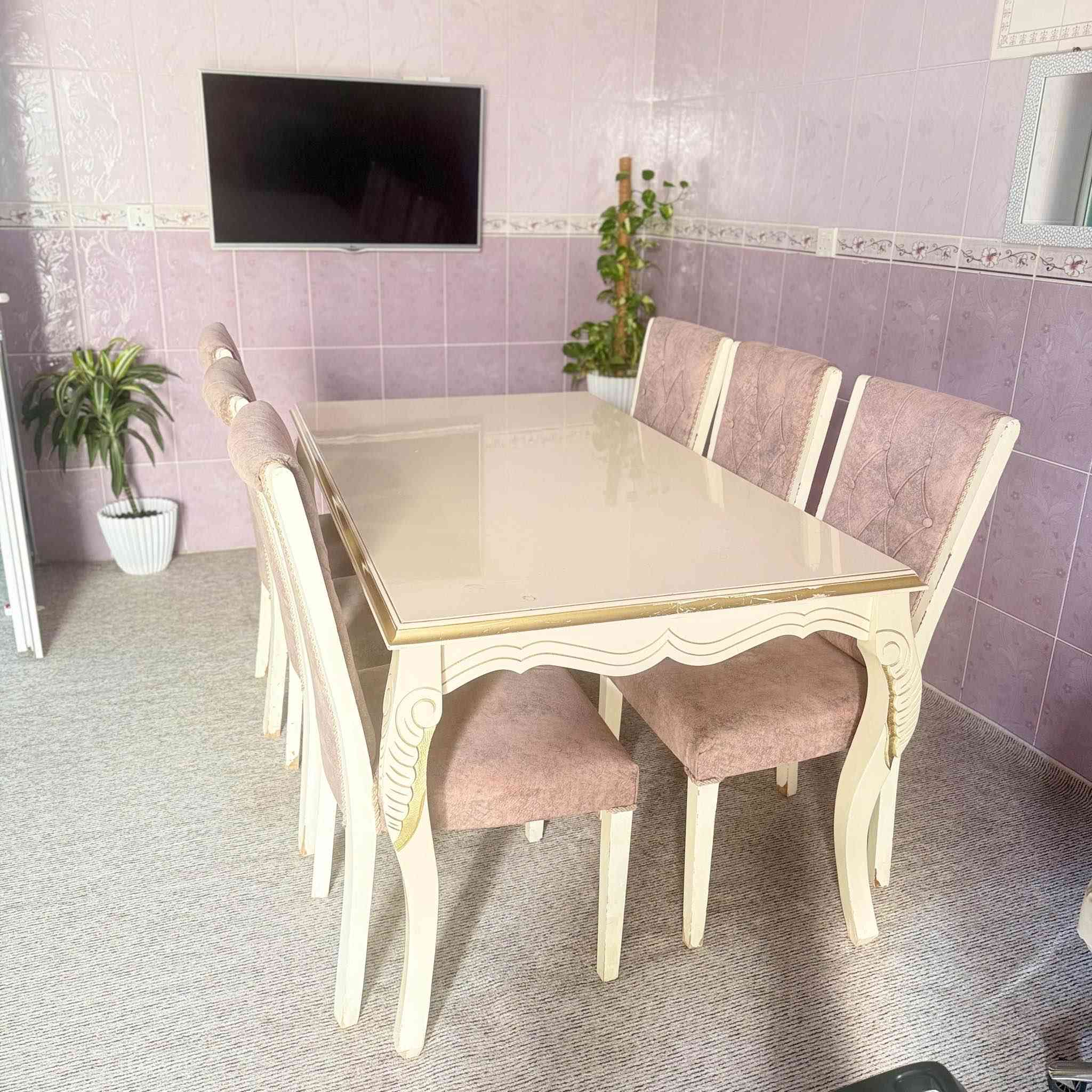 🪑مێزو کورسی نان خواردن تورکی ئەسڵی مارکەی سوڵتان دەستی دوو بۆ فرۆشتن زۆر جوان و بێ کێشەیە هیچ دارێکی نەشکاوە تەنها یەک کورسی ناوەکی تێک چووە 
نرخی 170،000دينارمعامه له
ناونیشان هەوڵێر بنسڵاوە📍
ژمارەی تەلەفۆن:***********📱 أربيل, العراق
