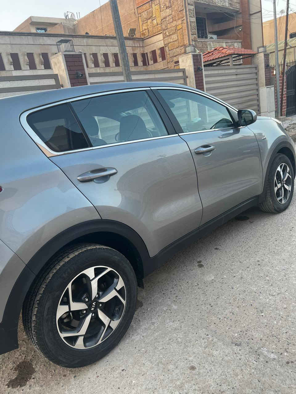 السلام عليكم للبيع سبورتج 2022 وارد امريكي مكينة 2400 حادثها بنيد فقط بدون ايرباك بدون دواخل موصفات عادية ماشية 25 الف كيلو سيارة جديدة كلش رقم بغدادالسعر 180 وبيها مجال مكاني زيونة ***********
