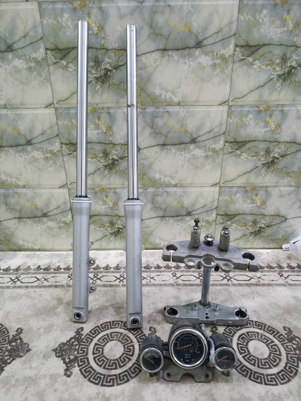 سلام عليكم غراض للبيع دبلات تسعين وماشه اصلي وعداد اصلي ولشراي  يطب خاص المكان شارع المعمل مقابيل شارع المطار السايدين جديد ***********
