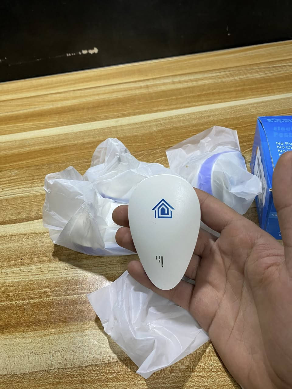 بوكس طارد حشرات عدد4 

هذا الجهاز هو طارد حشرات إلكتروني (Ultrasonic Pest Repeller).
يعتمد عمله على إصدار موجات فوق صوتية (Ultrasonic) بترددات عالية لا يسمعها الإنسان ولا الحيوانات الأليفة عادةً، لكنها تكون مزعجة جداً للجهاز العصبي للحشرات والقوارض (مثل الفئران، الصراصير، والبعوض)، مما يطردهم من المكان.


**إذا كنت صاحب هذا الإعلان وتريد حذفه لأي سبب، رجاءا أرسل رسالة إلى الدعم الفني**