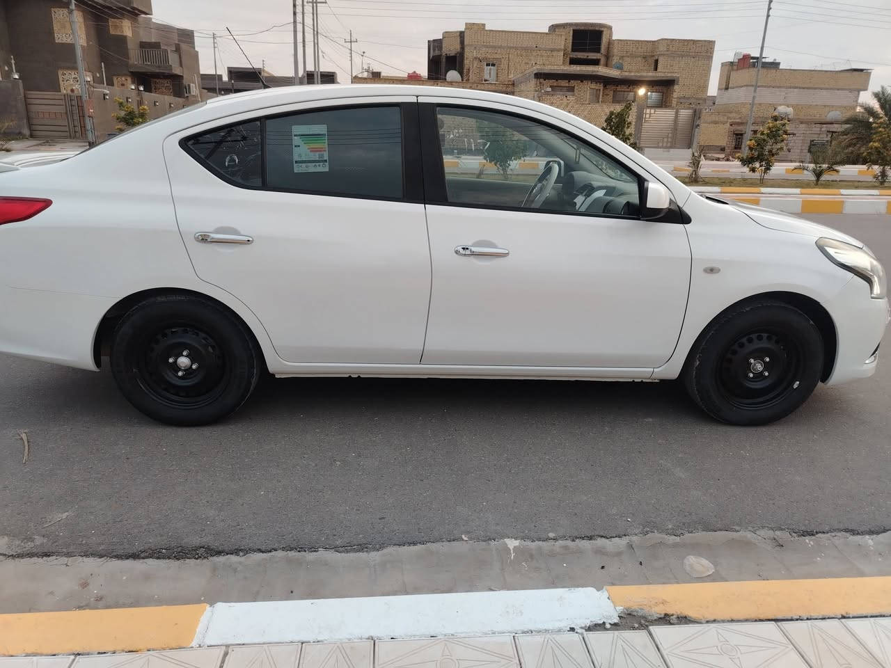 سلام عليكم للبيع نسيان سنى 23 معوقين رقم دولي ماشيه 60 الف كفاله عامه من الضربه والتبديل والصبغ والفتح والبارد وطخات جهازه كل نقص مابيها سعر 115 وبيها مجال قليل مكان السياره الناصريه حي شموخ  لاستفسار الاتصال ***********
